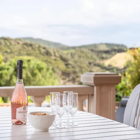 Hillside Retreat In Villa *