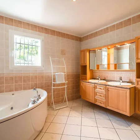 Beautiful With Private Pool In