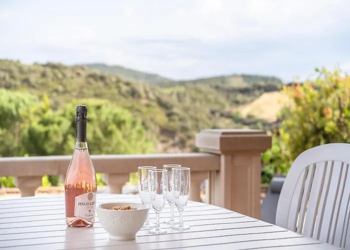 Hillside Retreat In Villa *